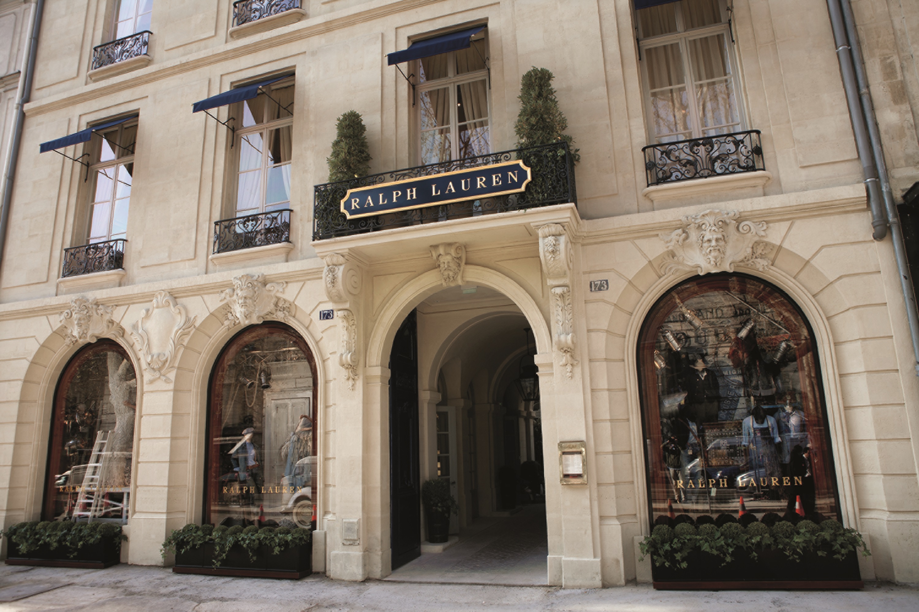 Ralph Laurens butik i Saint Germain i Paris med ljus stenfasad och skyltfönster.